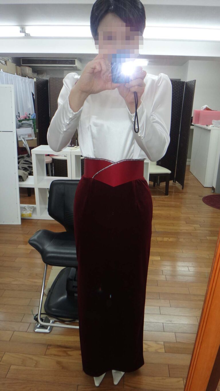 光沢のある白いブラウスと赤いロングスカートのバンケットコンパニオン制服
