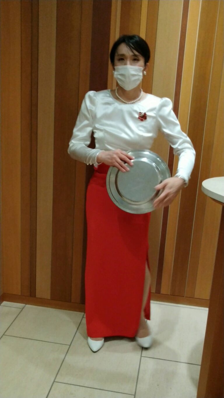 銀色のお盆を持って立つバンケットコンパニオン女装